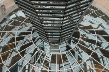 Berlin, Almanya: 20 Nisan 2022: Reichstag Kubbesi.