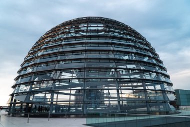 Berlin, Almanya: 20 Nisan 2022: Reichstag Kubbesi.