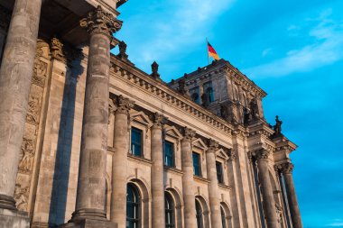 Berlin, Almanya: 19 Nisan 2022: Reichstag Alman parlamentosunun mimarisi ve cephesi