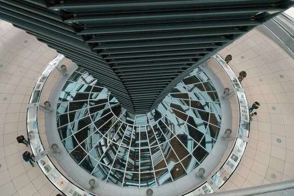 Berlin, Almanya: 20 Nisan 2022: Reichstag Kubbesi.