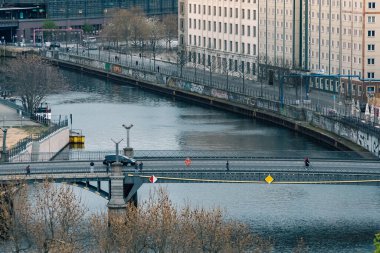 Berlin, Almanya: 20 Nisan 2022: Köprü ile nehir manzarası yayın.