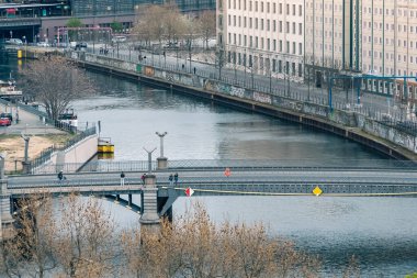 Berlin, Almanya: 20 Nisan 2022: Köprü ile nehir manzarası yayın.