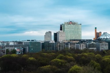 Berlin, Almanya: 20 Nisan 2022: Tiergarten modern şehir ve Sony merkez çadırı.