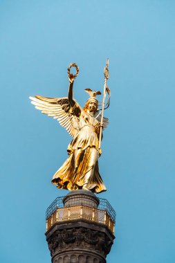 Berlin, Almanya: 20 Nisan 2022: Tiergarten siegessaule ve mavi gökyüzü zafer kolonu.