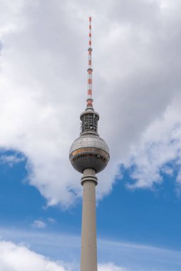 Berlin, Almanya: 19 Nisan 2022 Berlin ve mavi gökyüzündeki Fernsehturm TV kulesi.