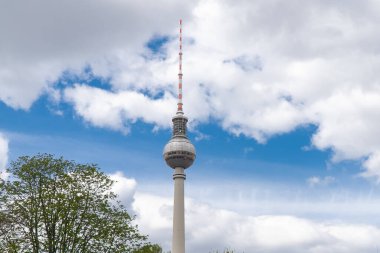 Berlin, Almanya: 19 Nisan 2022 Berlin ve mavi gökyüzündeki Fernsehturm TV kulesi.