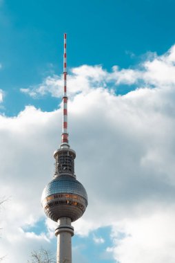 Berlin, Almanya: 19 Nisan 2022 Berlin ve mavi gökyüzündeki Fernsehturm TV kulesi.