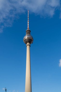 Berlin, Almanya: 19 Nisan 2022 Berlin ve mavi gökyüzündeki Fernsehturm TV kulesi.