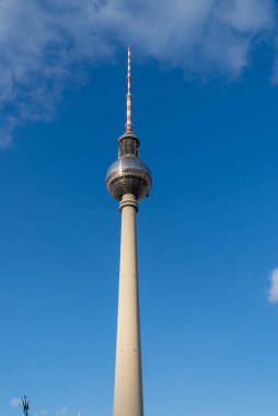 Berlin, Almanya: 19 Nisan 2022 Berlin ve mavi gökyüzündeki Fernsehturm TV kulesi.
