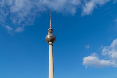 Berlin, Almanya: 19 Nisan 2022 Berlin ve mavi gökyüzündeki Fernsehturm TV kulesi.