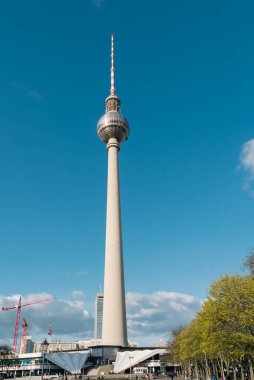 Berlin, Almanya: 19 Nisan 2022 Berlin ve mavi gökyüzündeki Fernsehturm TV kulesi.
