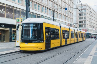 Berlin, Almanya: 20 Nisan 2022: Berlin 'de sarı tramvay.