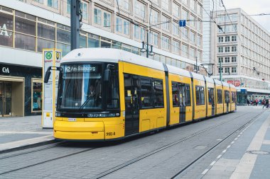 Berlin, Almanya: 20 Nisan 2022: Berlin 'de sarı tramvay.