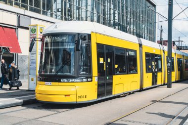 Berlin, Almanya: 20 Nisan 2022: Berlin 'de sarı tramvay.