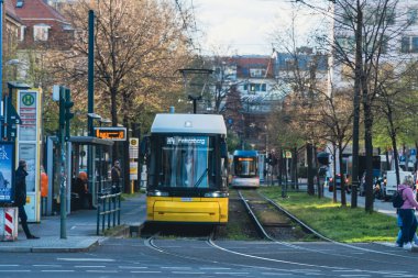 Berlin, Almanya: 20 Nisan 2022: Berlin 'de sarı tramvay.