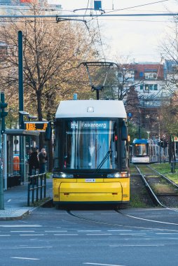 Berlin, Almanya: 20 Nisan 2022: Berlin 'de sarı tramvay.
