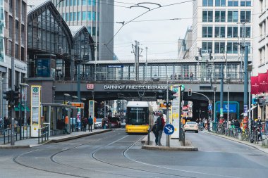 Berlin, Almanya: 20 Nisan 2022: Berlin 'de sarı tramvay.