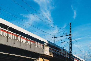 Berlin, Almanya: 19 Nisan 2022: Şehir metrosu ve mavi gökyüzü.