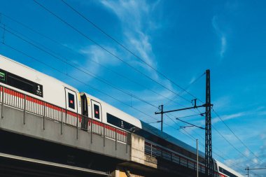 Berlin, Almanya: 19 Nisan 2022: Şehir metrosu ve mavi gökyüzü.