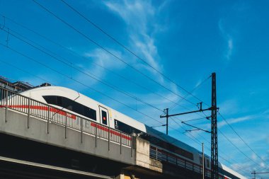 Berlin, Almanya: 19 Nisan 2022: Şehir metrosu ve mavi gökyüzü.