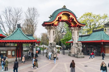 Berlin, Almanya: 21 Nisan 2022: Berlin Hayvanat Bahçesi ve turist kalabalığı.