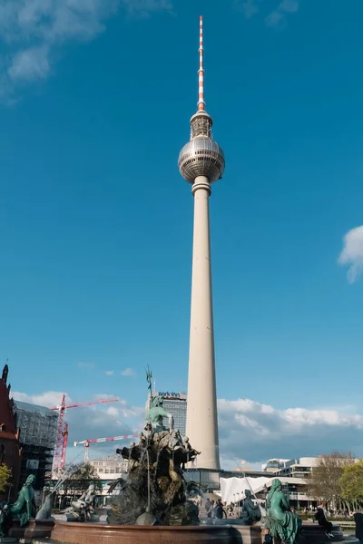 Берлин Германия Апреля 2022 Года Телебашня Фернзехтурм Берлине Голубое Небо — стоковое фото