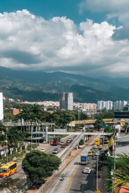 Bucaramanga, Santander, Kolombiya. 20 Şubat 2023: Bucaramanga şehri ve mavi gökyüzünün panoramik manzarası.