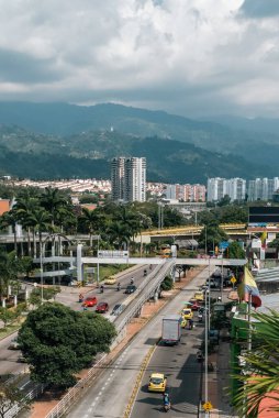 Bucaramanga, Santander, Kolombiya. 20 Şubat 2023: Bucaramanga şehri ve mavi gökyüzünün panoramik manzarası.