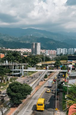 Bucaramanga, Santander, Kolombiya. 20 Şubat 2023: Bucaramanga şehri ve mavi gökyüzünün panoramik manzarası.