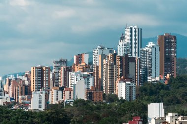 Bucaramanga, Santander, Kolombiya. 20 Şubat 2023: Bucaramanga şehri ve mavi gökyüzünün panoramik manzarası.