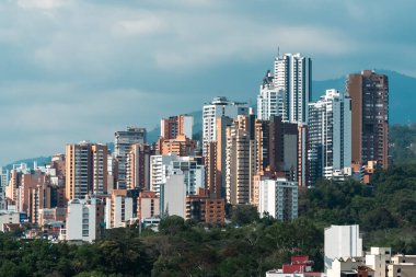Bucaramanga, Santander, Kolombiya. 20 Şubat 2023: Bucaramanga şehri ve mavi gökyüzünün panoramik manzarası.