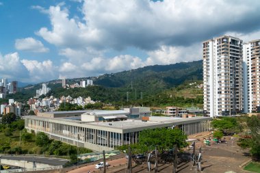 Bucaramanga, Santander, Kolombiya. 20 Şubat 2023: Bucaramanga şehri ve mavi gökyüzünün panoramik manzarası.