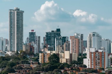 Bucaramanga, Santander, Kolombiya. 20 Şubat 2023: Bucaramanga şehri ve mavi gökyüzünün panoramik manzarası.