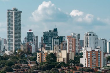Bucaramanga, Santander, Kolombiya. 20 Şubat 2023: Bucaramanga şehri ve mavi gökyüzünün panoramik manzarası.
