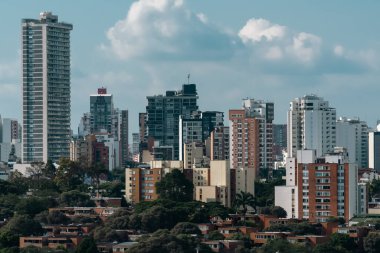 Bucaramanga, Santander, Kolombiya. 20 Şubat 2023: Bucaramanga şehri ve mavi gökyüzünün panoramik manzarası.