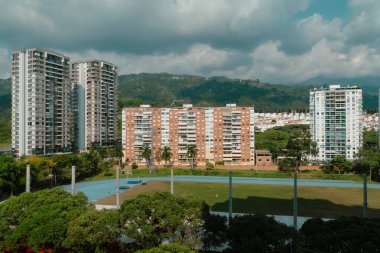 Bucaramanga, Santander, Kolombiya. 20 Şubat 2023: Bucaramanga şehri ve mavi gökyüzünün panoramik manzarası.