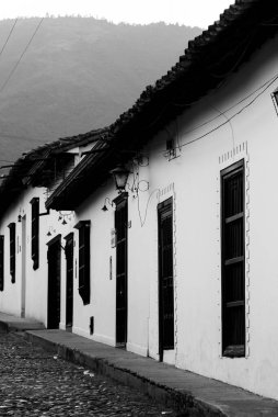 Giron, Santander, Kolombiya. 20 Şubat 2023: Giron belediyesindeki evlerin koloni mimarisi.