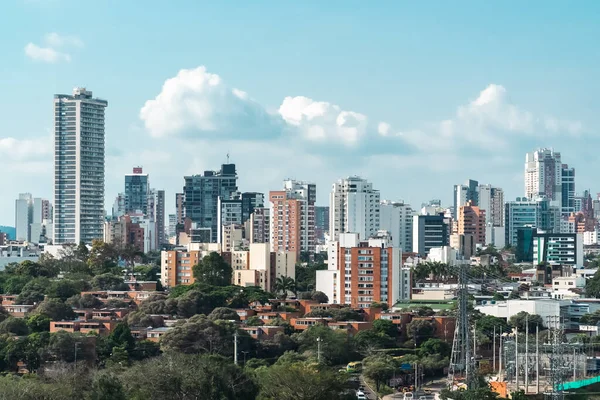 Bucaramanga, Santander, Kolombiya. 20 Şubat 2023: Bucaramanga şehri ve mavi gökyüzünün panoramik manzarası.