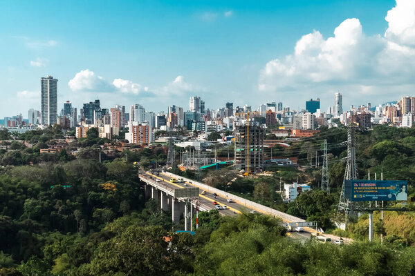 Букараманга, Сантандер, Колумбия. 20 февраля 2023 года: панорамный пейзаж города Букараманга и голубое небо.