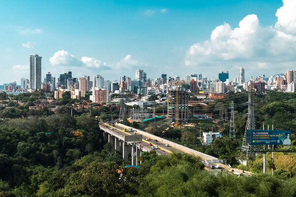 Букараманга, Сантандер, Колумбия. 20 февраля 2023 года: панорамный пейзаж города Букараманга и голубое небо.