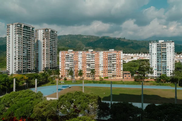 Bucaramanga, Santander, Kolombiya. 20 Şubat 2023: Bucaramanga şehri ve mavi gökyüzünün panoramik manzarası.