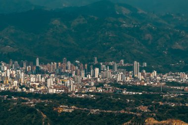 Santander, Kolombiya 'daki Bucaramanga şehrinin panoramik manzarası.