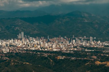 Santander, Kolombiya 'daki Bucaramanga şehrinin panoramik manzarası.