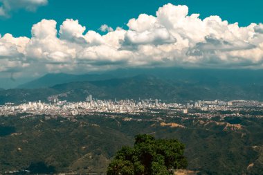 Santander, Kolombiya 'daki Bucaramanga şehrinin panoramik manzarası.