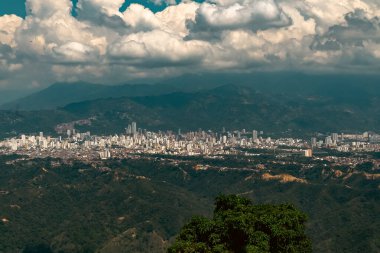 Santander, Kolombiya 'daki Bucaramanga şehrinin panoramik manzarası.