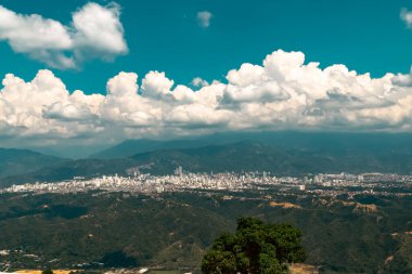 Santander, Kolombiya 'daki Bucaramanga şehrinin panoramik manzarası.