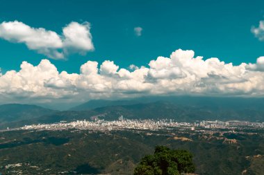 Santander, Kolombiya 'daki Bucaramanga şehrinin panoramik manzarası.