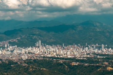 Santander, Kolombiya 'daki Bucaramanga şehrinin panoramik manzarası.