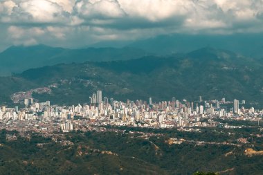 Santander, Kolombiya 'daki Bucaramanga şehrinin panoramik manzarası.