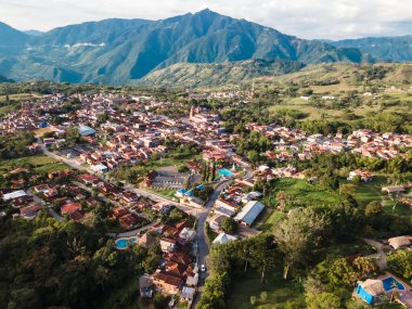 Mavi gökyüzü ve Venedik dağlarıyla manzara. Antioquia, Kolombiya.